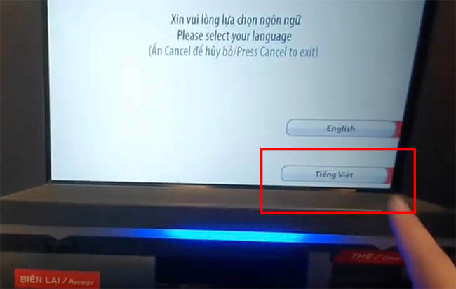 Buoc-1-nhet-the-vao-cay-ATM-Techcombank-the-he-moi-va-chon-ngon-ng*.jpg