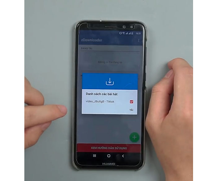 Bước 3: chọn tải video về điện thoại