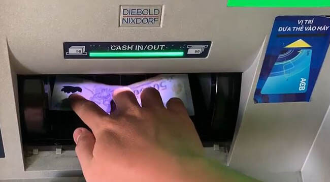 Buoc-4-Bo-tien-vao-khay-tien-ben-duoi-cua-cay-atm-acb.jpg