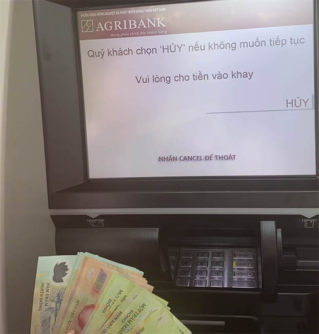 Buoc-4-xep-tien-ngay-ngan-va-cho-tien-vao-khay-dung-tien-cay-ATM-Agribank.jpg