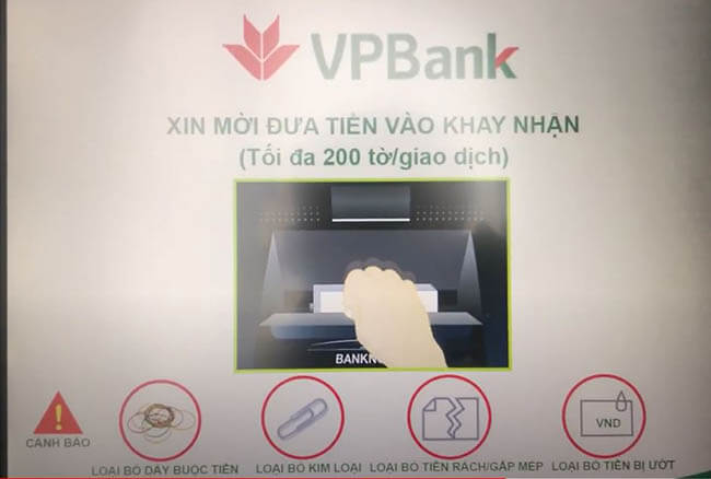 Buoc-7-bo-tien-vao-khay-nhan-tien-cay-atm-tpbank.jpg