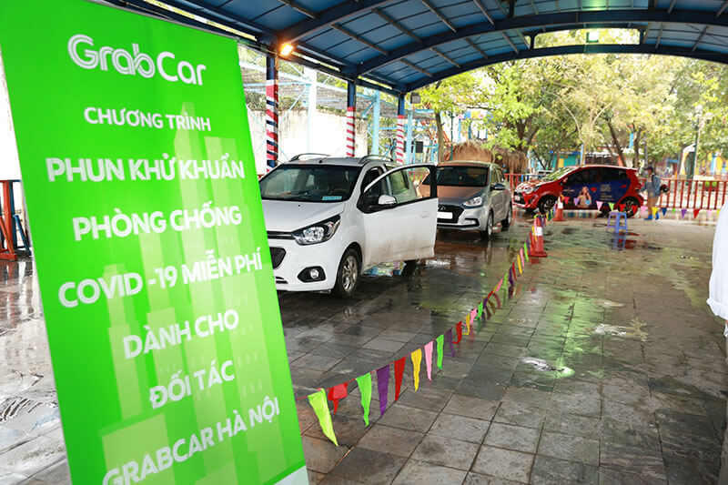 Grab đã triển khai thử nghiệm chương trình phun khử khuẩn COVID-19 cho tài xế GrabCar