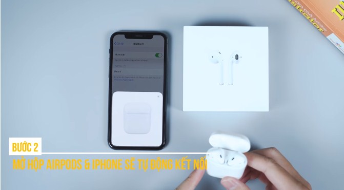 Mở nắp hộp để kết nối Apple AirPods với iPhone