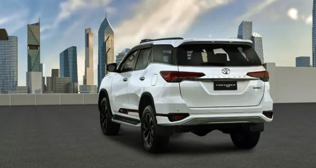 Phía sau xe Toyota Fortuner 2020.png