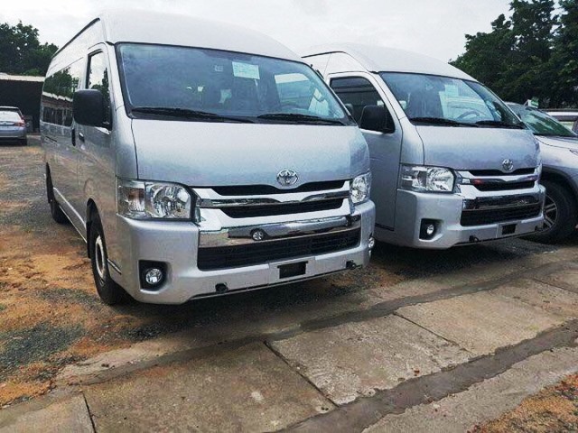 Phía trước xe Toyota Hiace.jpg