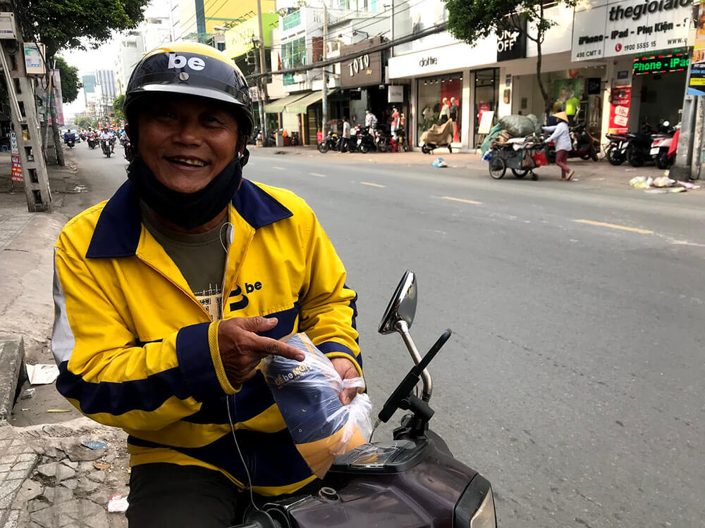 tai-xe-bebike-nhan-banh-mi-mien-phi.jpg