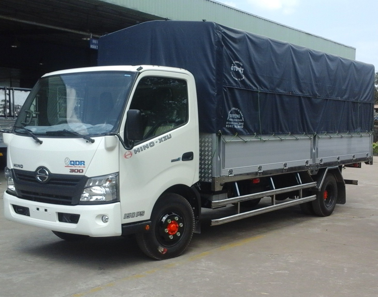 xe-Hino-XZU650L-1-5-tan-thung-mui-bat.jpg