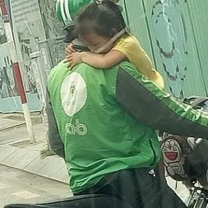 Ba chạy grabbike cùng con