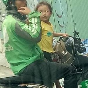 Ba chạy grabbike cùng con