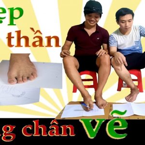 Hai thanh niên vẽ DƯƠNG VẬT bằng chân