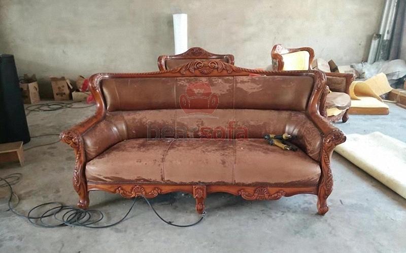 ghe-sofa-co-dien-bi-hu-hong.jpg